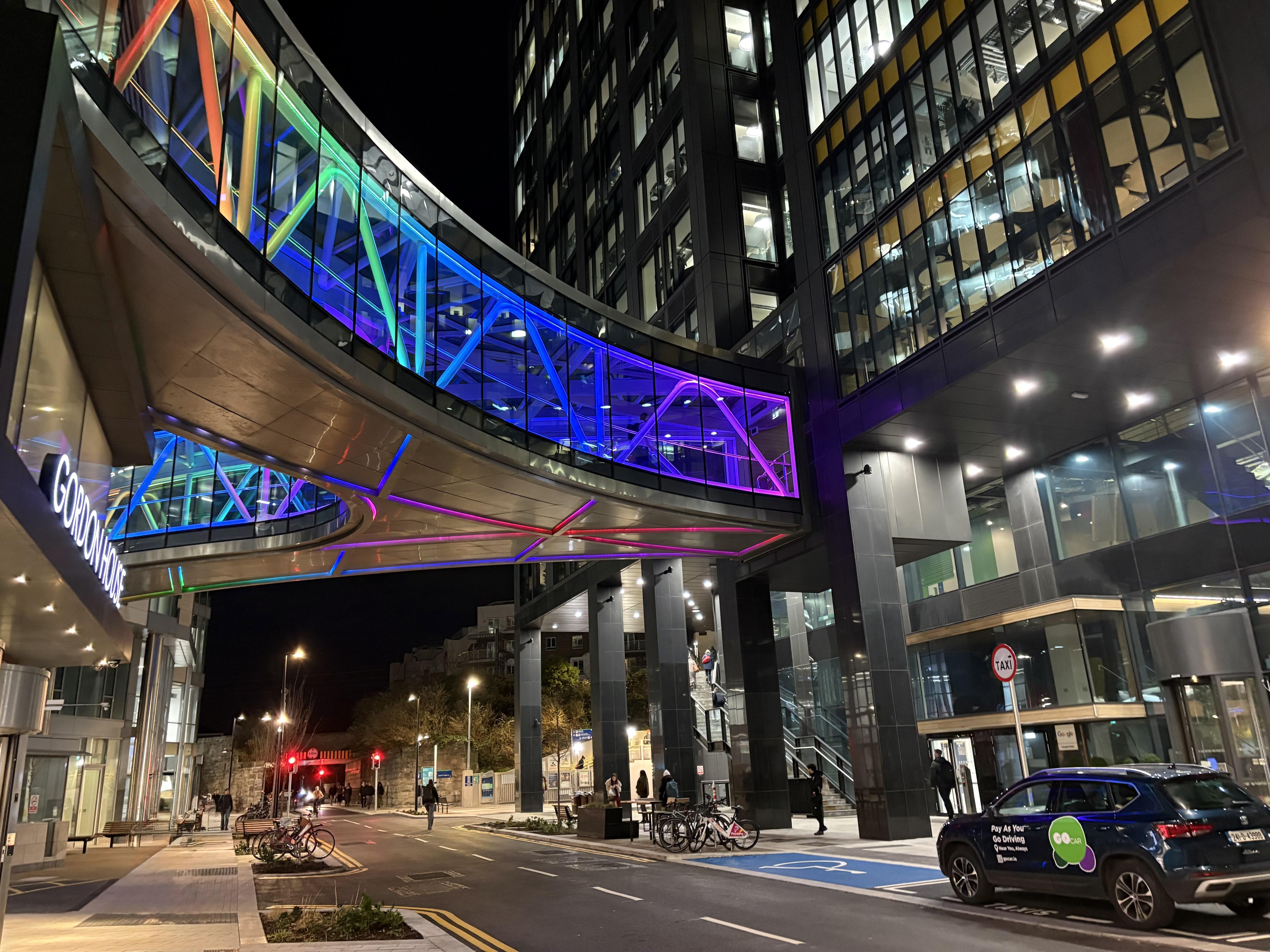 17:30 の帰宅時の真っ暗なオフィス