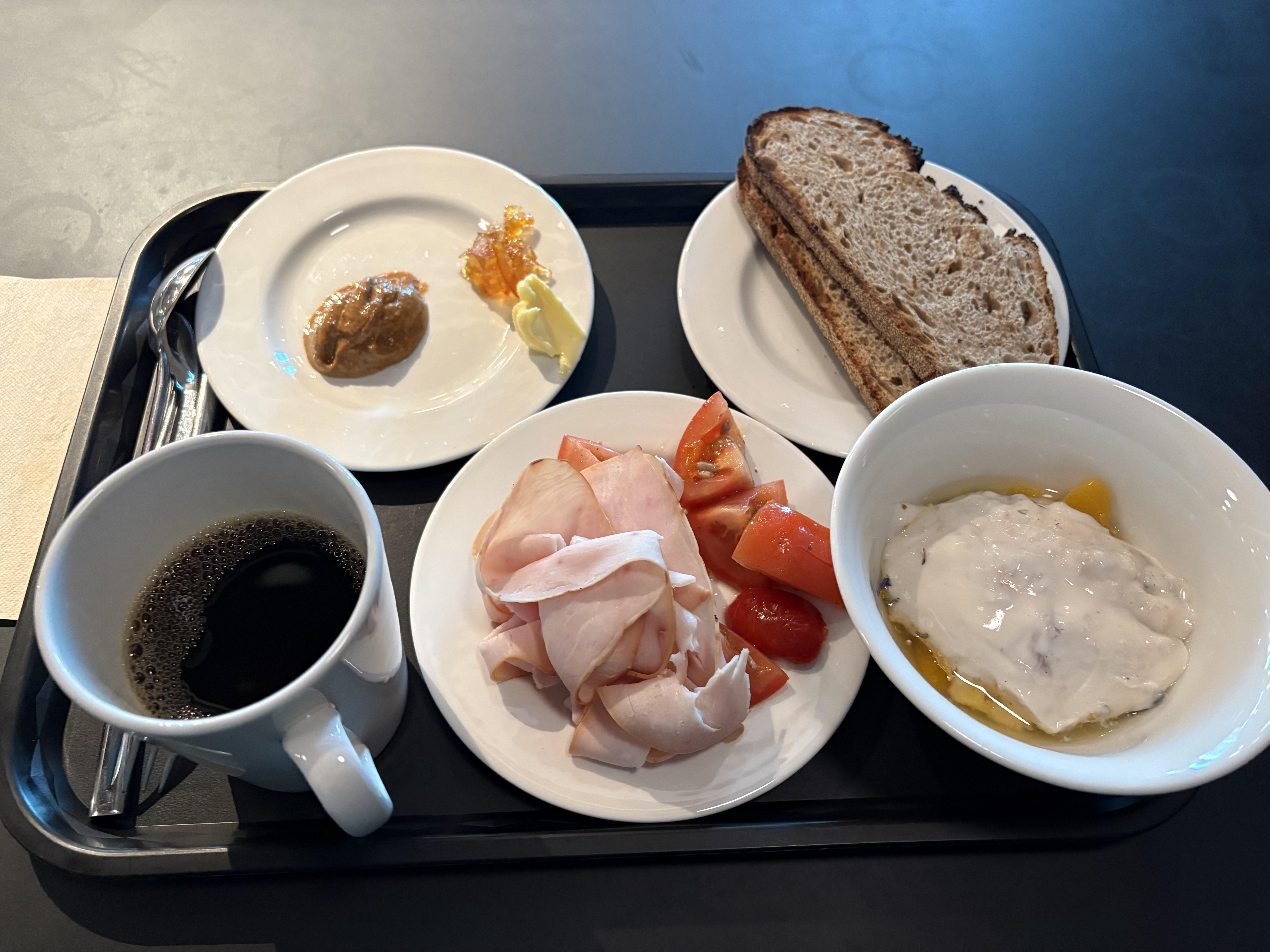 朝ごはん:食べすぎた