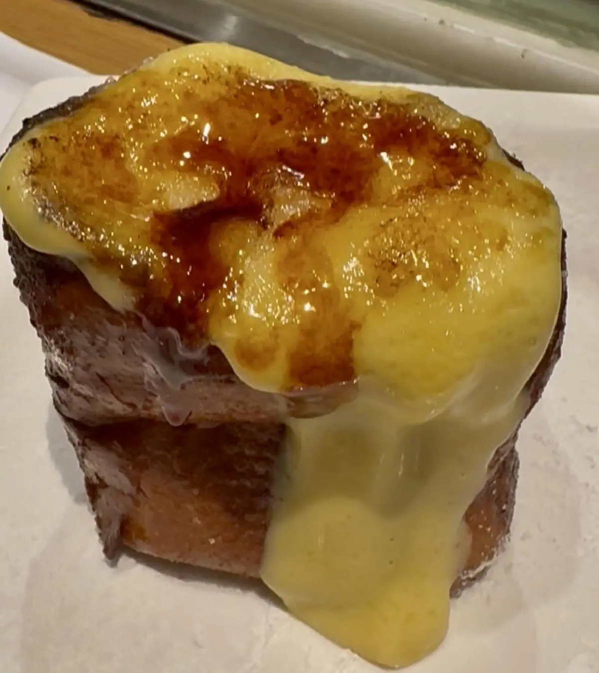 デザート: フランスパンのようなフレンチトーストの中にあつあつのクリームが入っていて新食感